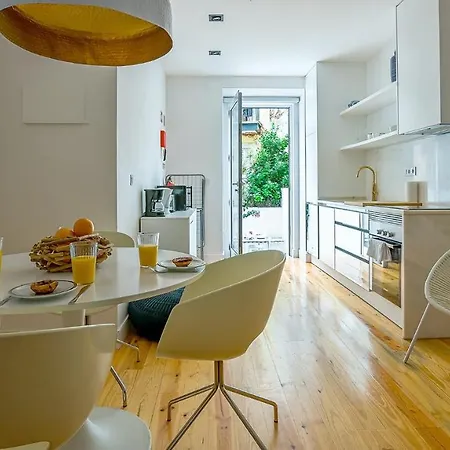 Plum Guide - The Hillside Nest Apartament Lizbona